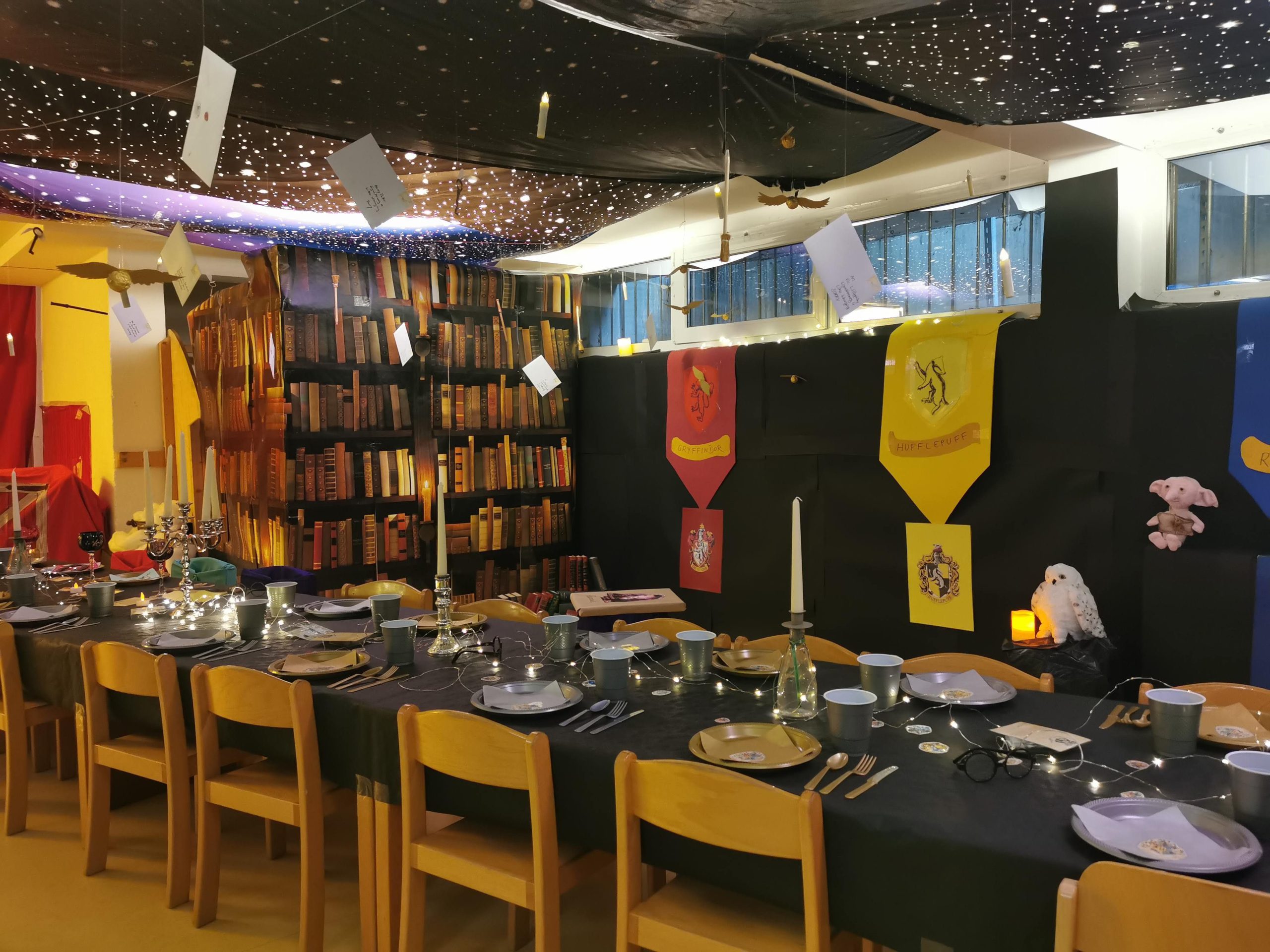 Festlich gedeckte Tafel im Harry-Potter-Stil