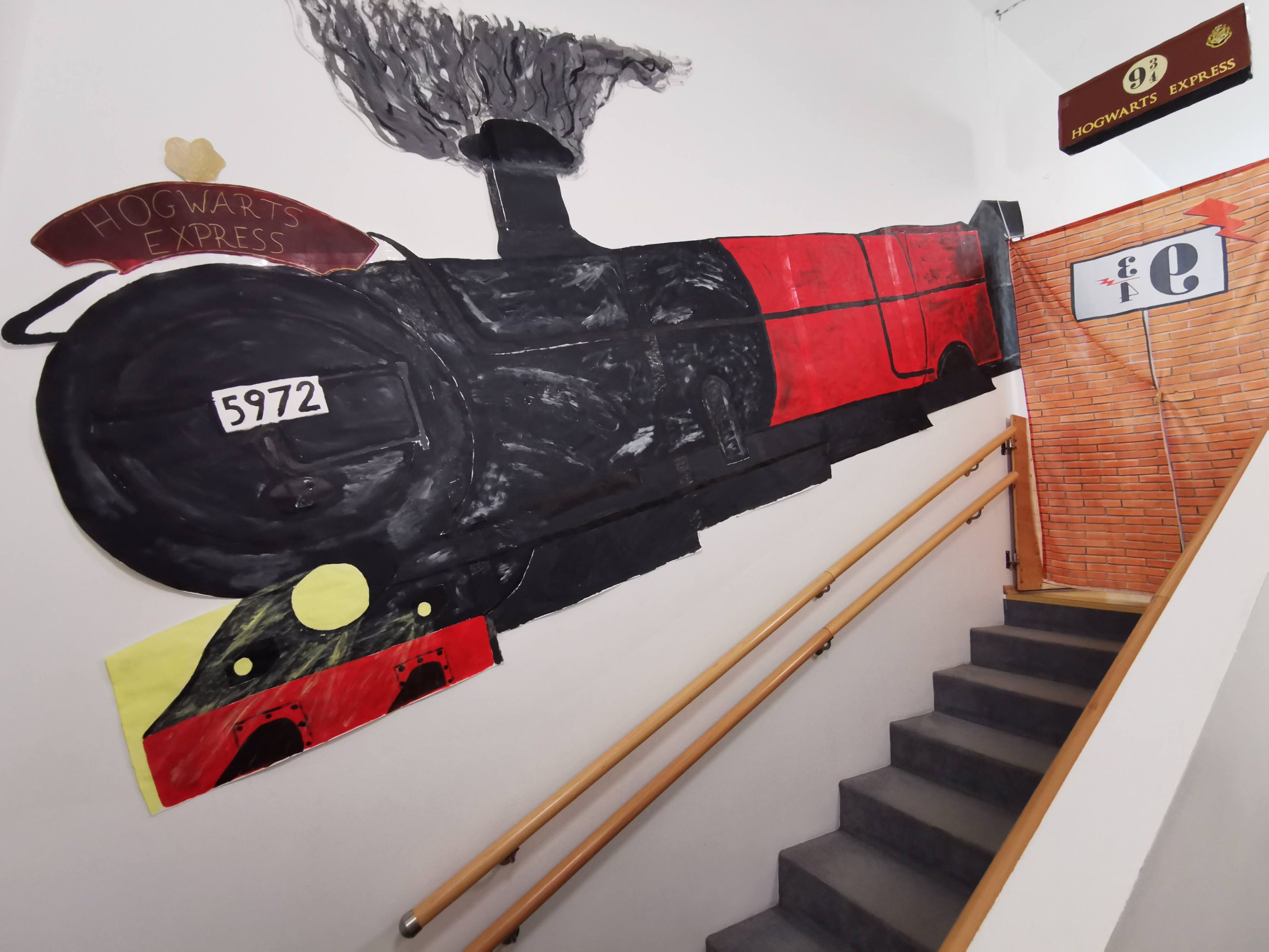 An die Wand gemalter Hogwarts-Express als Eingang zum Abschiedsfest