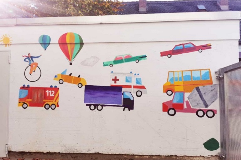 Garagenwand mit gemalten Fahrzeugen: Heißluftballons, Autos, Bus und Bahn