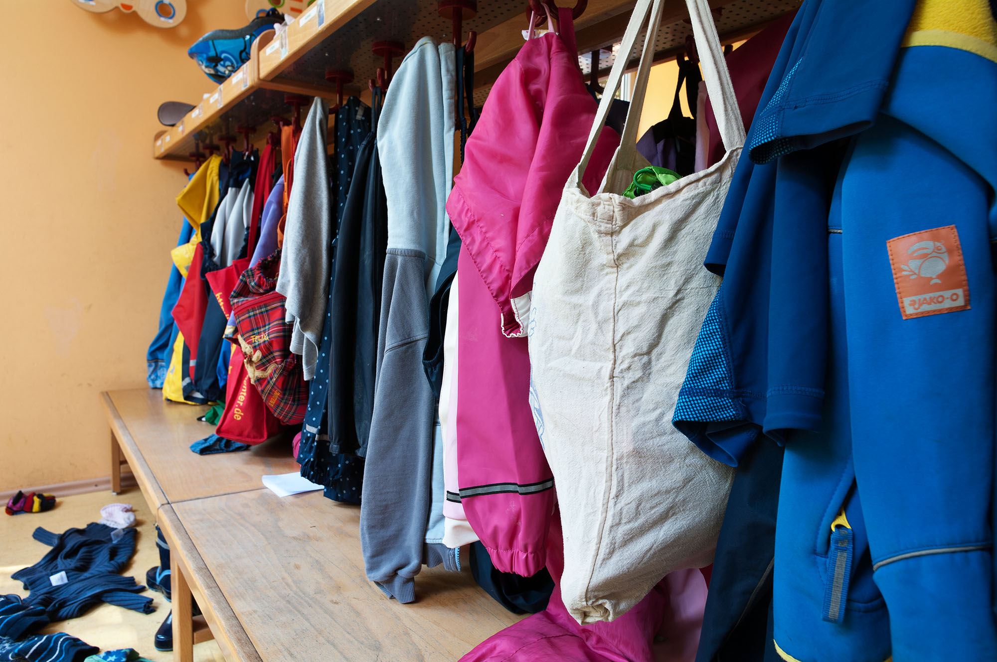Garderobe mit Jacken und Taschen der Kinder