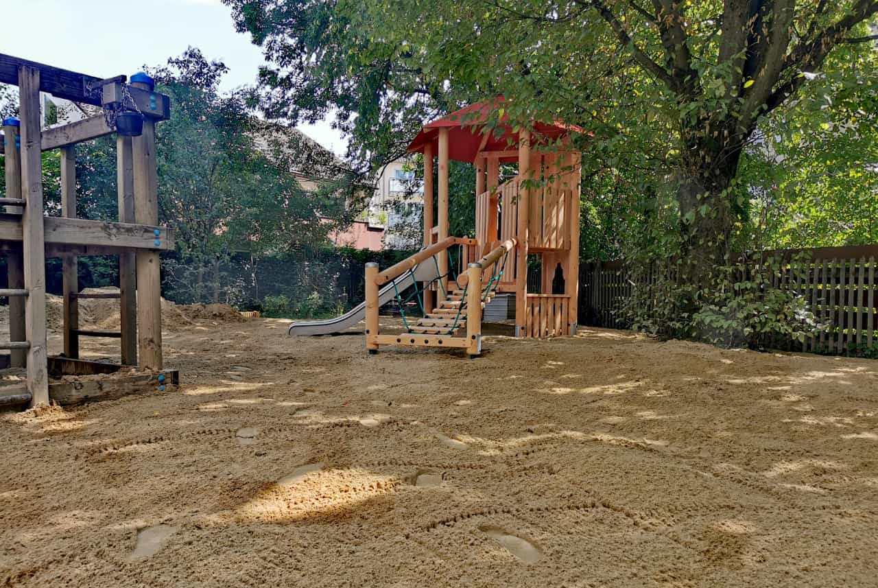 Unser Garten mit Klettergerüst und Rutsche, Sandfläche und großen Bäumen