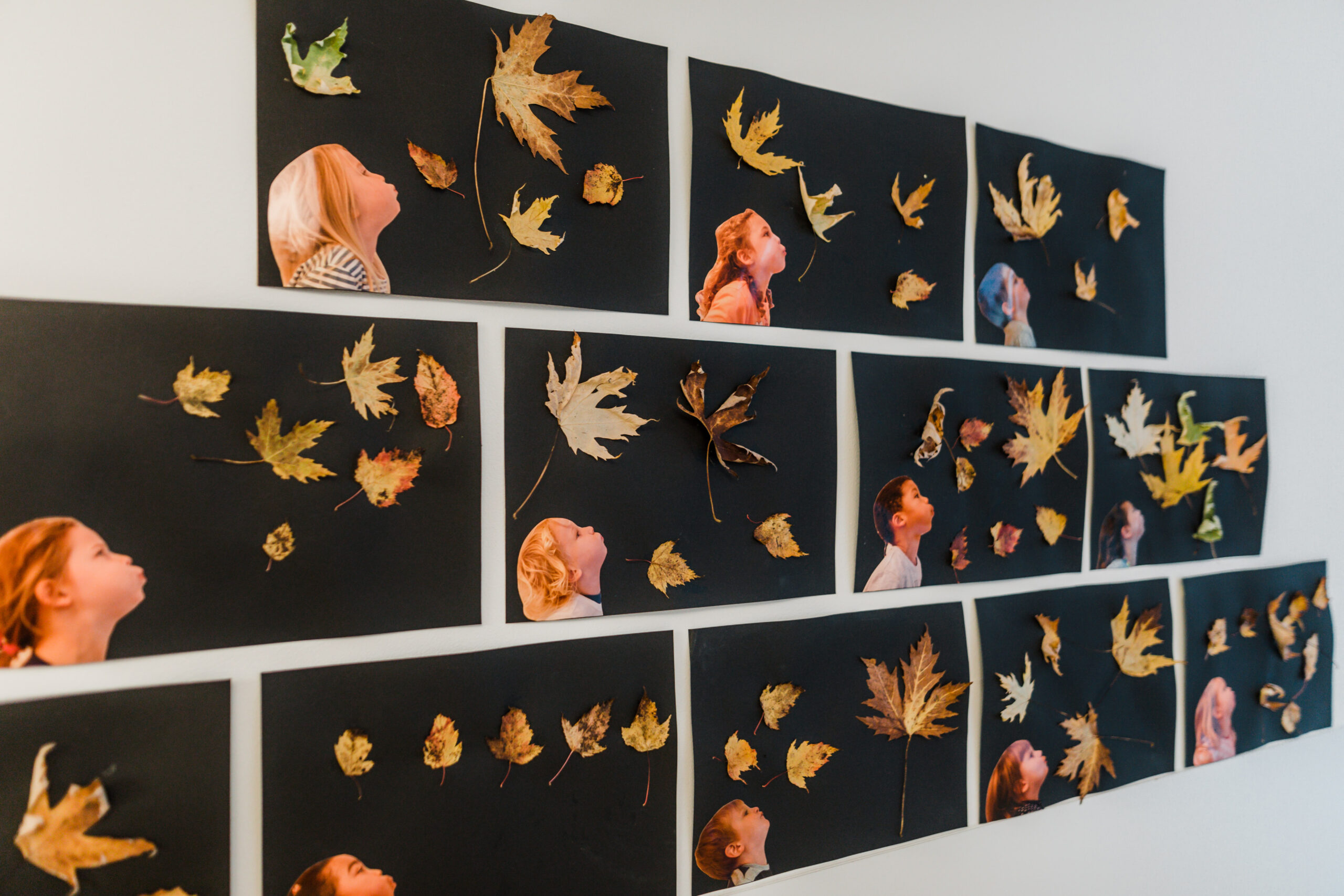 Wand mit gemalten Herbstbildern der Kinder