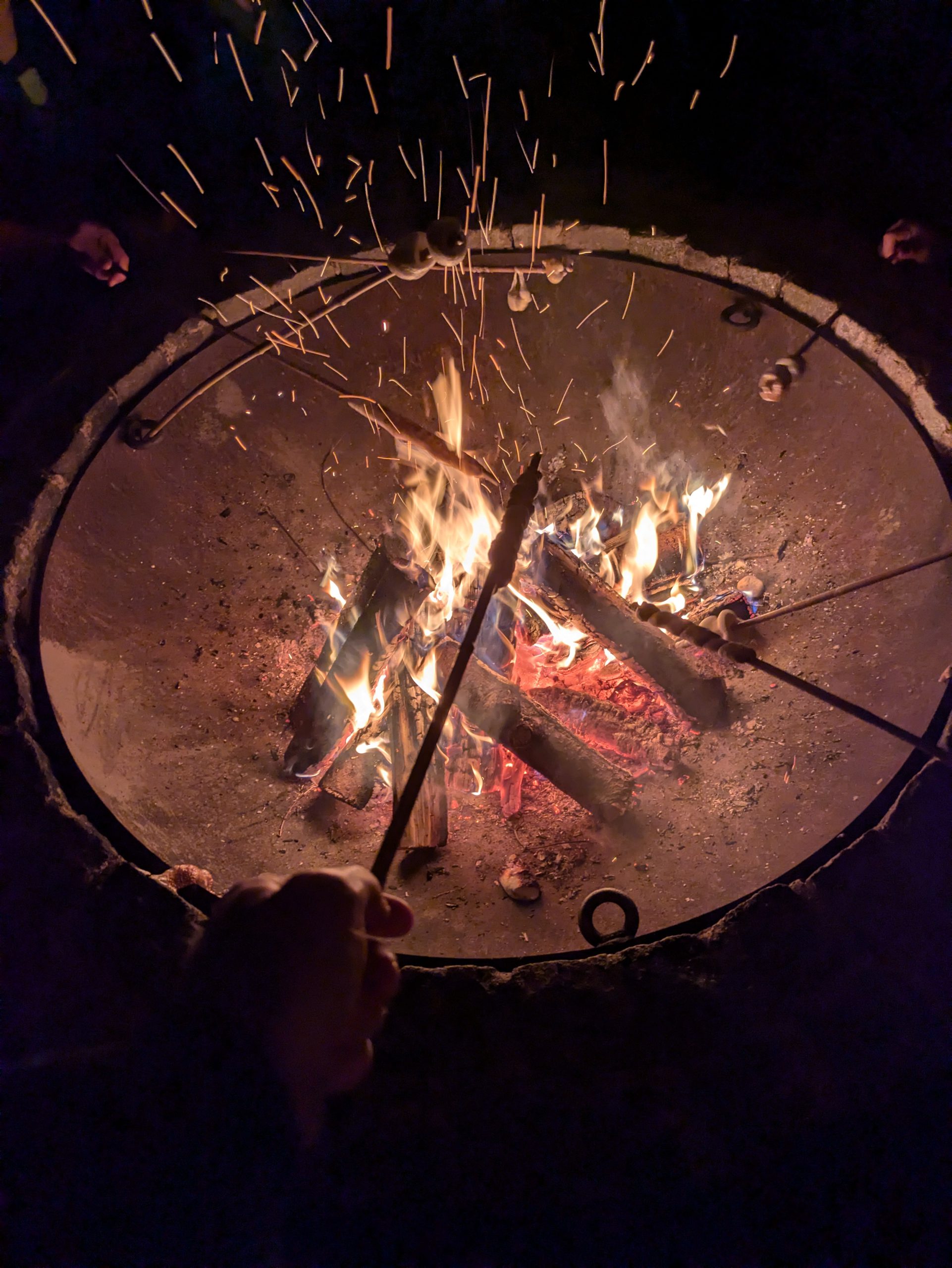 Lagerfeuer in einer Feuerschale am Abend
