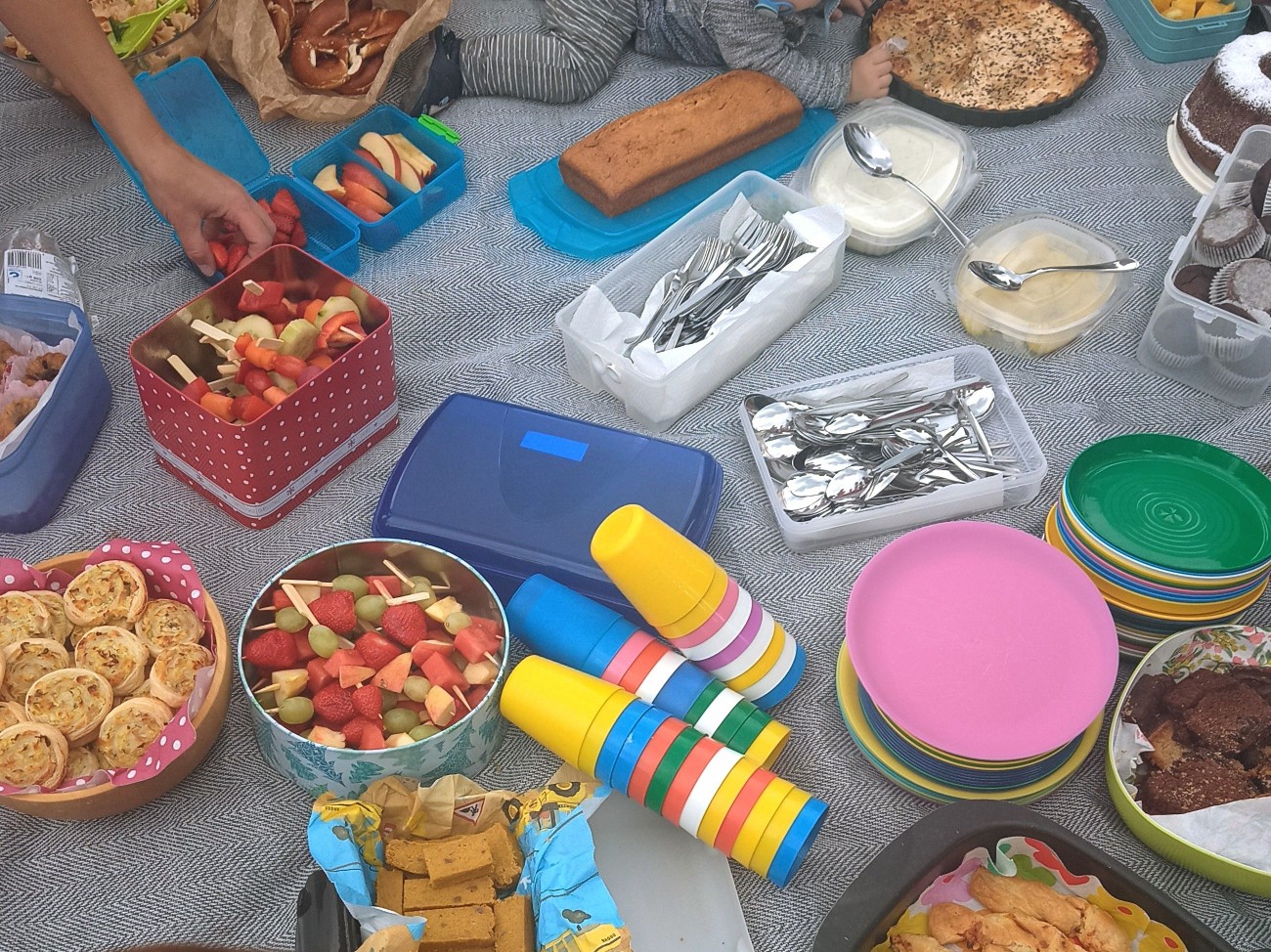 Picknickdecke mit vielen Leckereien
