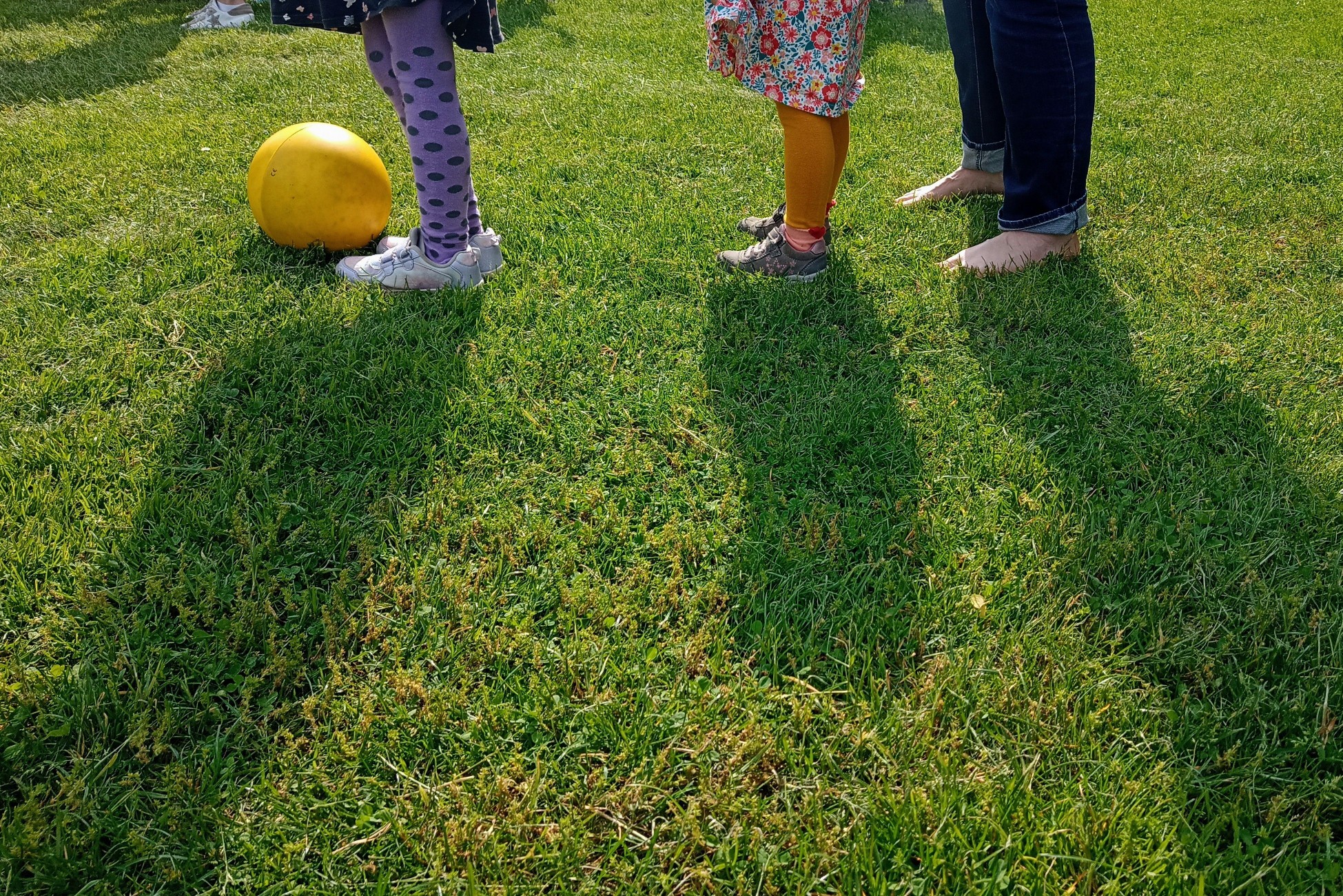 Spiele auf der Wiese im Westpark