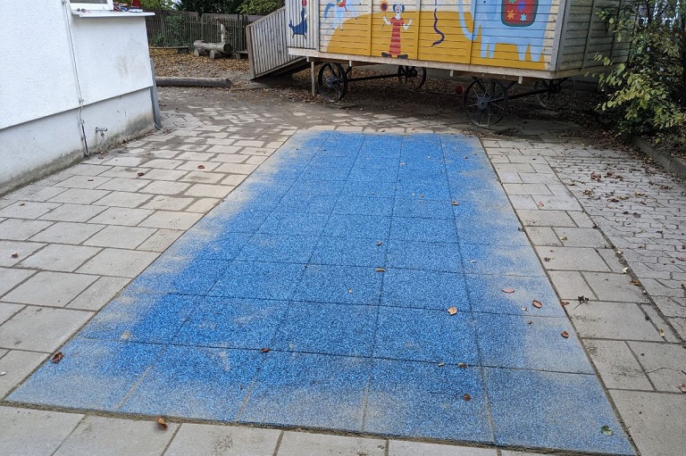Neue blaue, gummierte Bodenmatten im Außenbereich