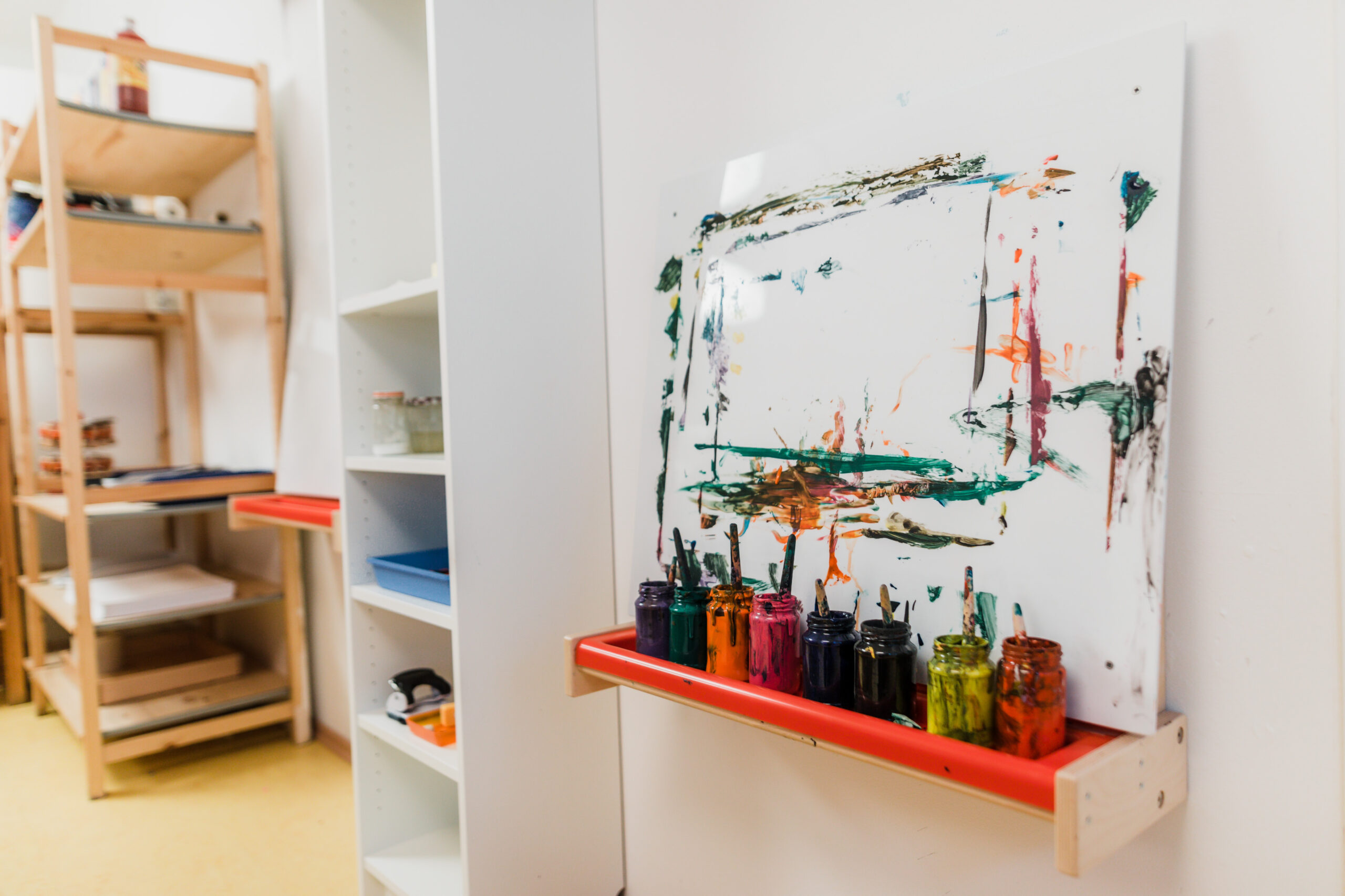 Malecke mit Staffelei, Farben und Pinseln