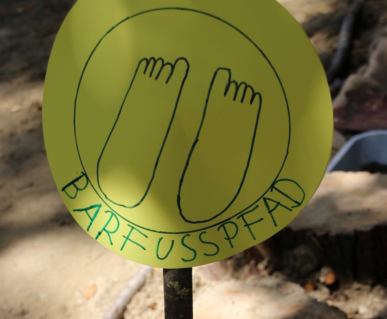 Gemaltes Schild mit Fußabdrücken: Barfußpfad