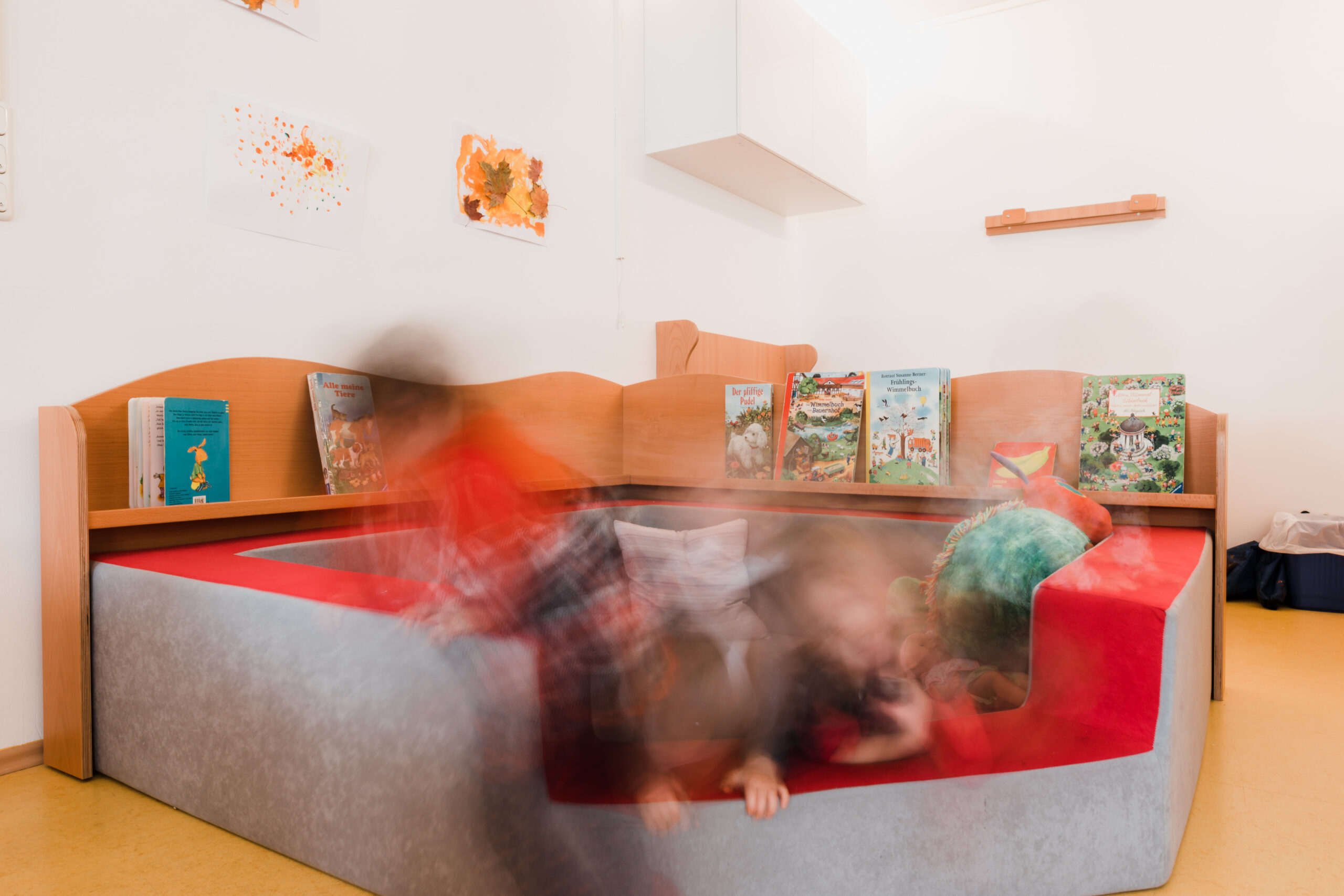 Spielecke im Gruppenraum der Raupen mit Polstern und Spielsachen