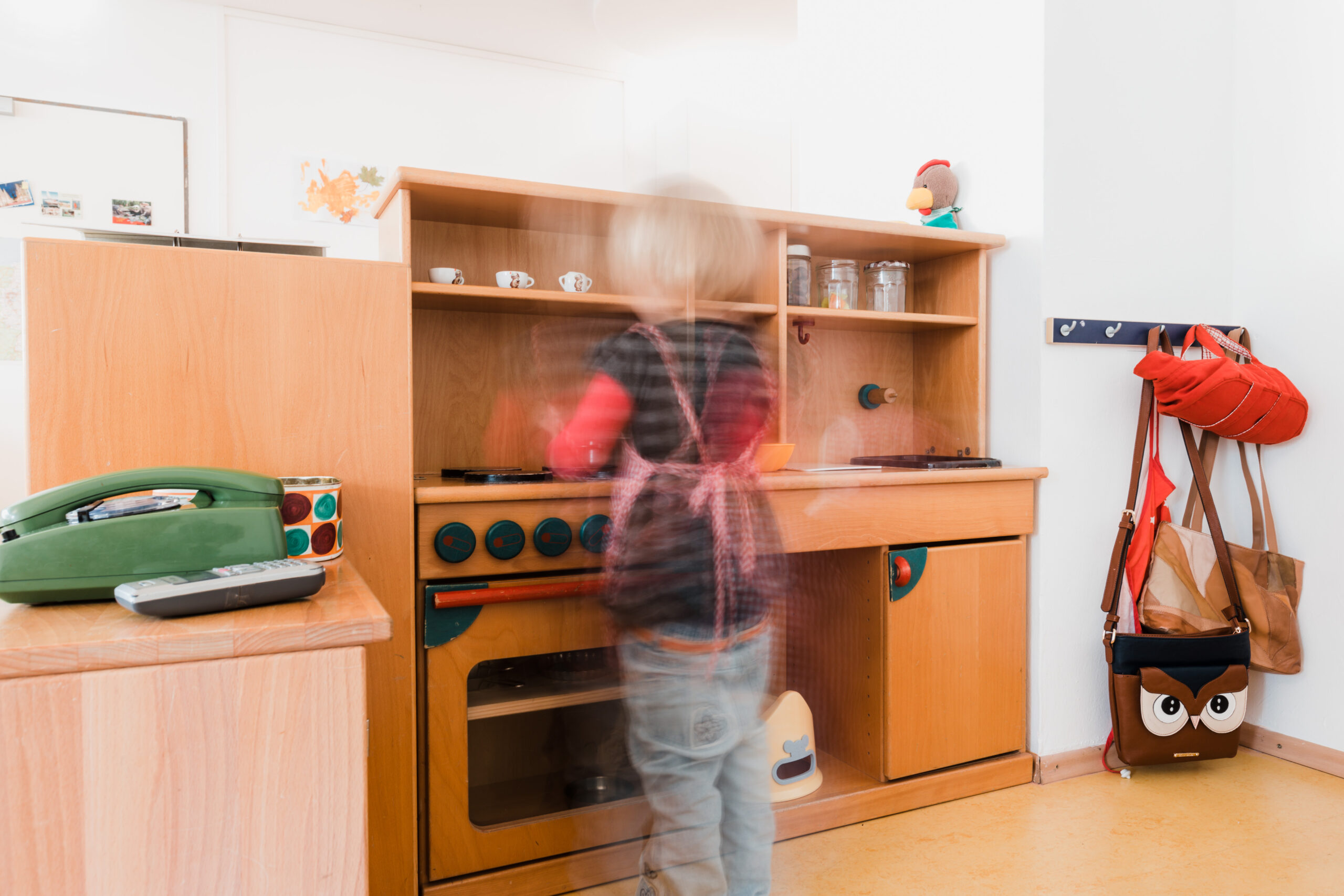 Kinderküche aus Holz im Gruppenraum der Raupen