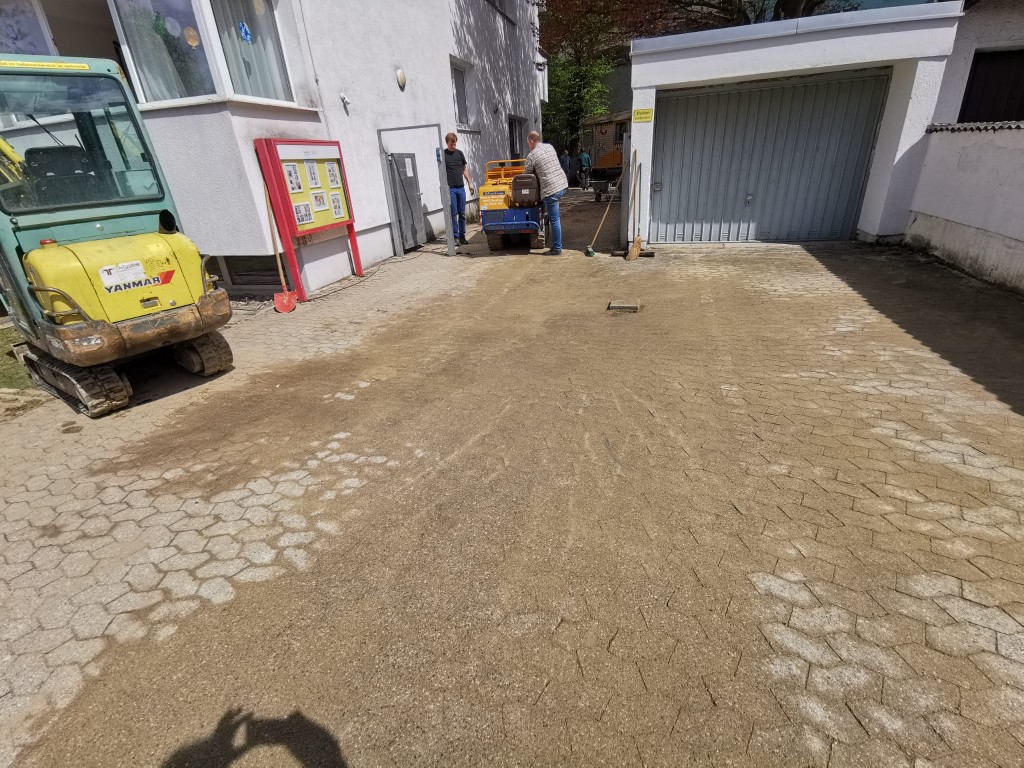 Frisch verteilter Spielsand im Hof